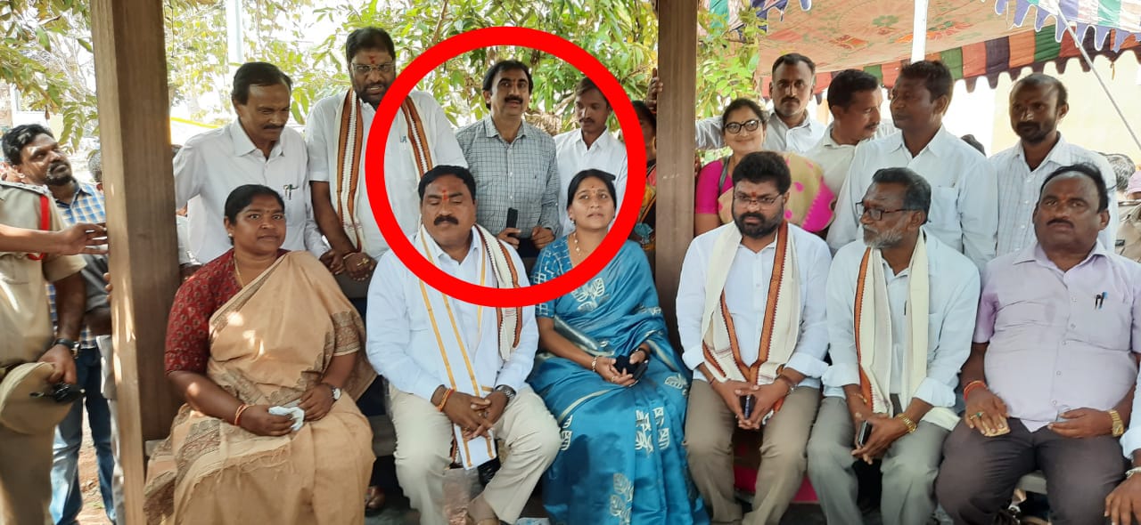 కలెక్టర్ స్టాండింగ్… కార్యకర్త సిట్టింగ్!