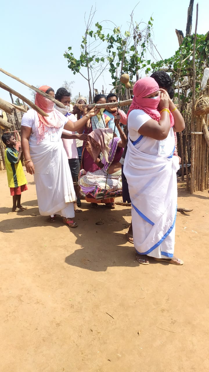 జోలీ కట్టి… అడవిలో 7 కి.మీ. గర్భిణీని మోసి… జోలీ కట్టి… అడవిలో 7 కి.మీ. గర్భిణీని మోసి…