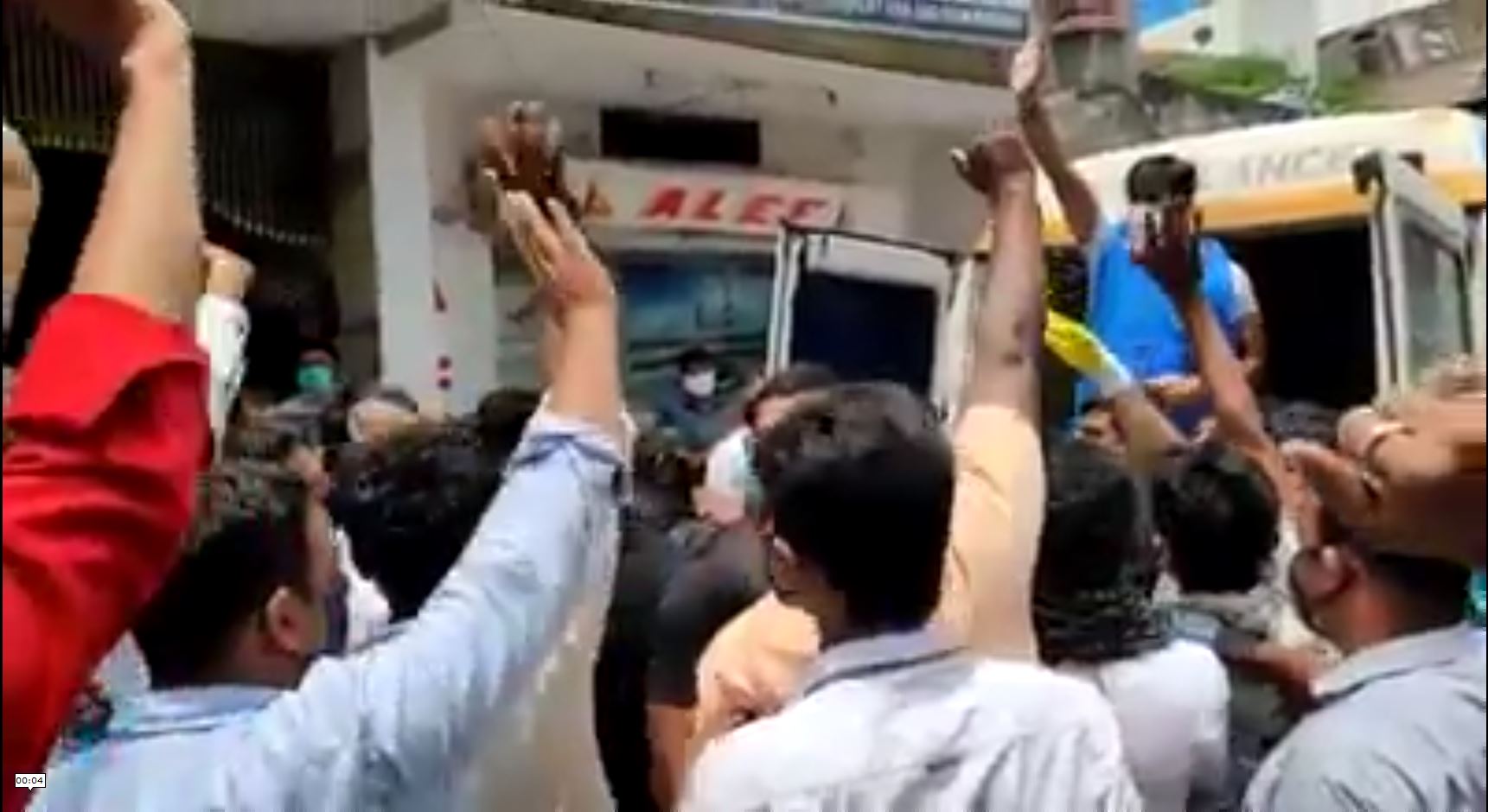 కౌన్సిలర్ వెడలె… ‘కరోనా తేజము’ లలరగ… వీడియో చూడండహో…!? కౌన్సిలర్ వెడలె… ‘కరోనా తేజము’ లలరగ… వీడియో చూడండహో…!?