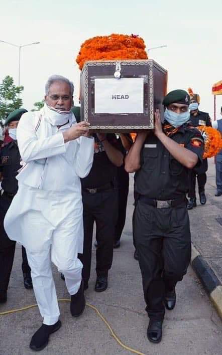 సీఎం భుజాన ఆ జవాన్ డెడ్ బాడీ!