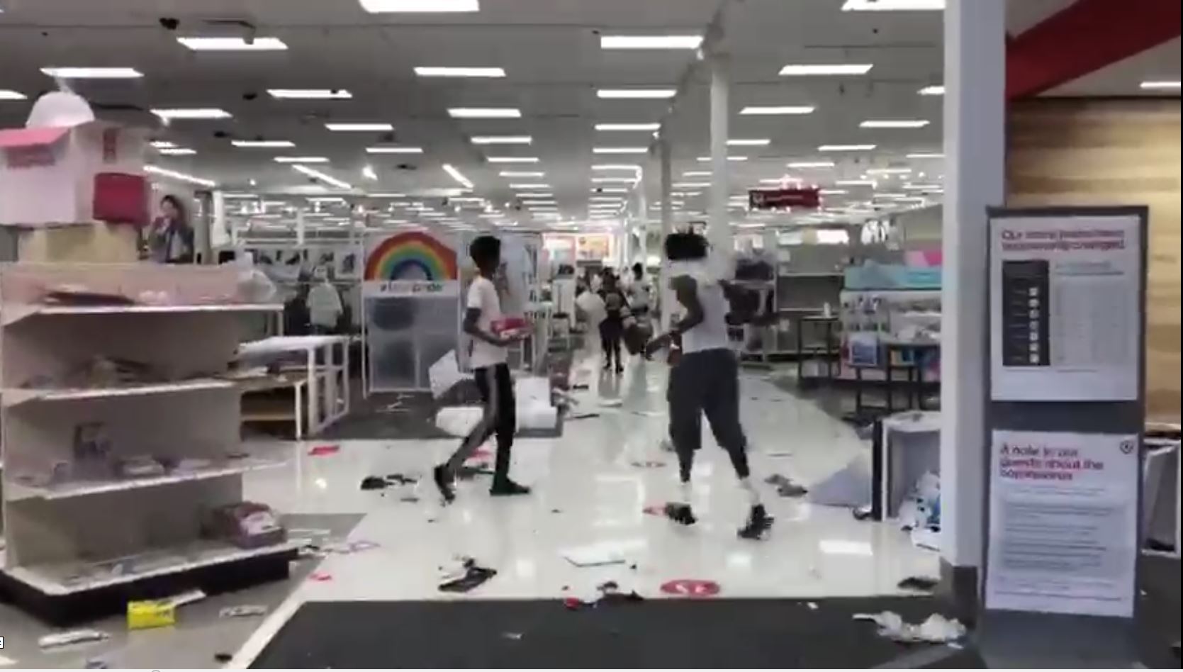 షాకింగ్ వీడియో! నిరసన మాటున లూటీ!! షాకింగ్ వీడియో! నిరసన మాటున లూటీ!!