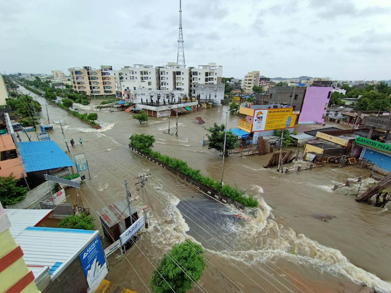 జల దిగ్బంధంలో ఓరు‘ఘొల్లు’… దృశ్యాలు