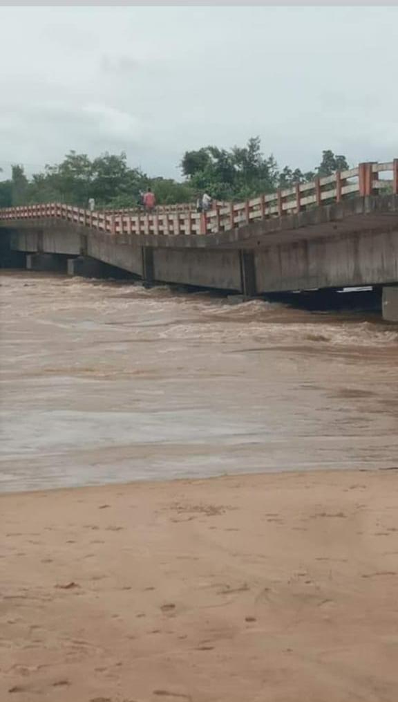 వాగునీటి లయలు… వంతెన హొయలు! ఈ గుత్తేదారుకు ‘అవార్డు’ ఇవ్వాల్సిందే!! వాగునీటి లయలు… వంతెన హొయలు! ఈ గుత్తేదారుకు ‘అవార్డు’ ఇవ్వాల్సిందే!!
