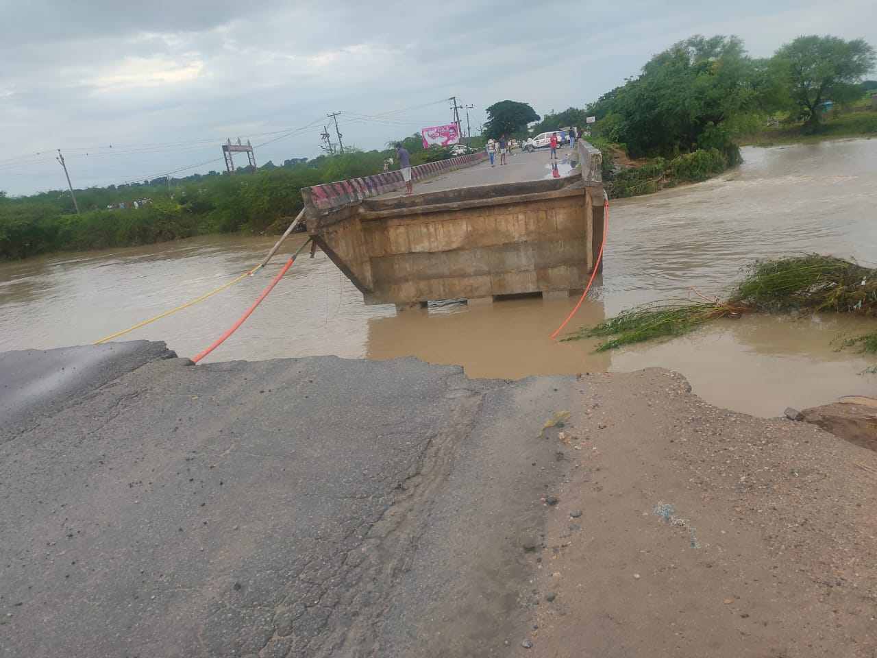 రోడ్లకు గండ్లు… రెండు జాతీయ రహదారుల్లో అంతరాయం
