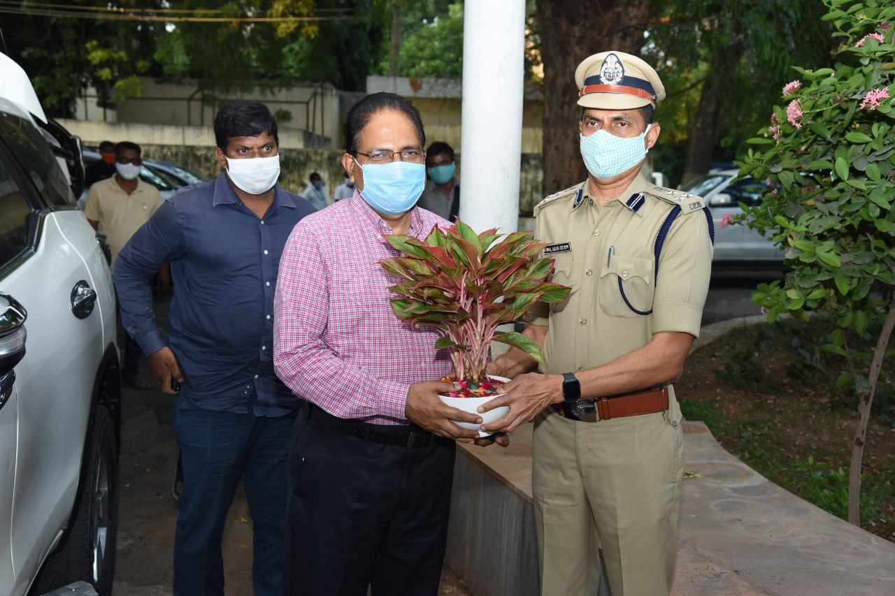 రాజధానికి డీజీపీ తిరుగు పయనం రాజధానికి డీజీపీ తిరుగు పయనం