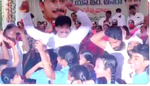 వీడియో వైరల్! మాస్కు లేకుండా విద్యార్థుల మధ్య ఎమ్మెల్యే డాన్స్