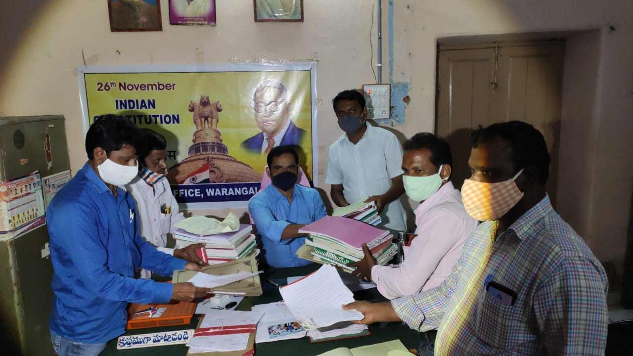 పహణీల స్వాధీనం, రిజిస్ట్రేషన్లకు సెలవు! తెలంగాణాలో ఏం జరుగుతోంది!? పహణీల స్వాధీనం, రిజిస్ట్రేషన్లకు సెలవు! తెలంగాణాలో ఏం జరుగుతోంది!?