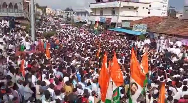 దుబ్బాకలో కాంగ్రెస్ అభ్యర్థి నామినేషన్: భారీగా హాజరైన ప్రజలు