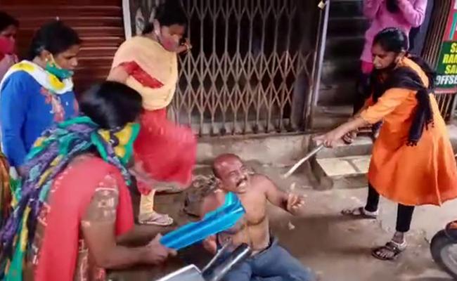 భూతవైద్యుడిపై మహిళల దాడి.., జర్నలిస్టులు సిగ్గుతో తలదించుకోవాలి..!