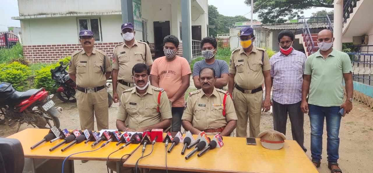 రూ. 3.54 కోట్లకు కుచ్చుటోపీ