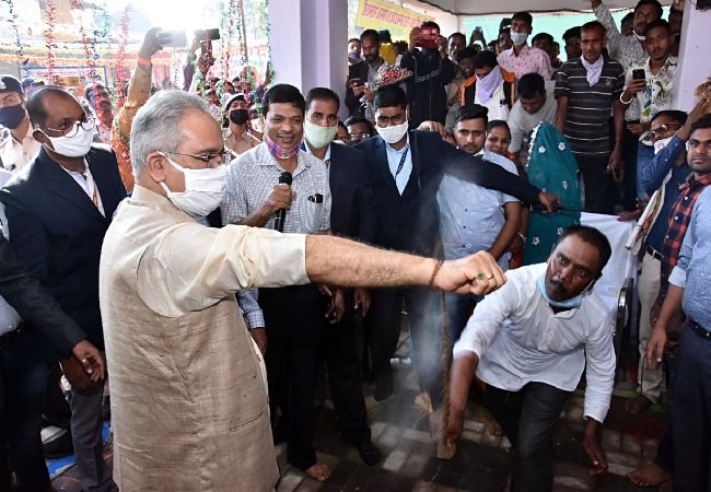 ఛత్తీస్ గఢ్ సీఎంకు కొరడా దెబ్బలు !