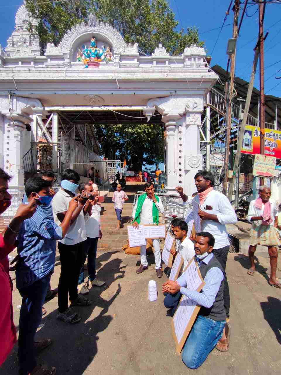 ధర్మం ప్లీజ్…! ఎమ్మెల్యేకు విమానం టికెట్ కొనాలి!!