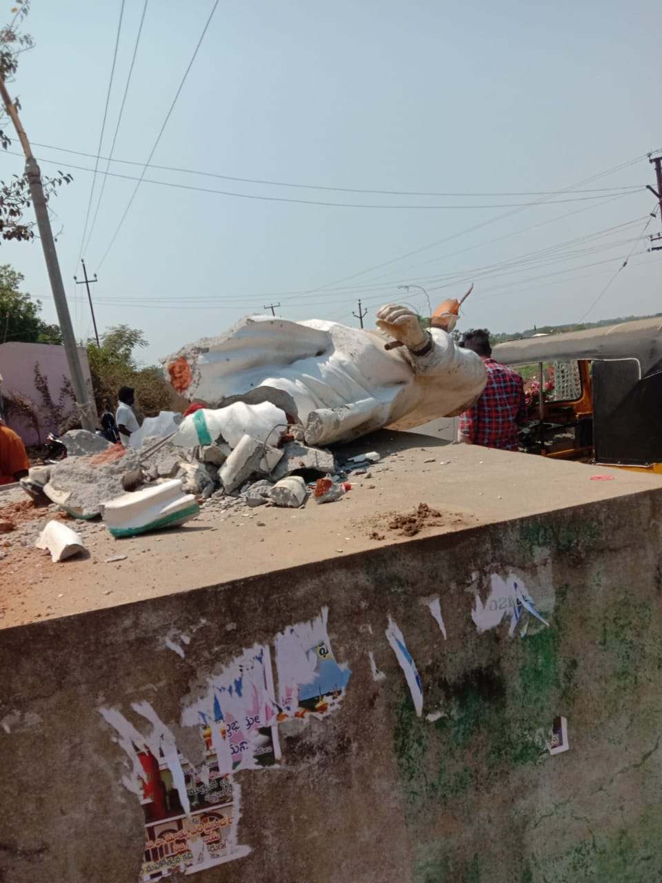 షర్మిల పార్టీకి షాక్: వైఎస్ విగ్రహం కూల్చివేత