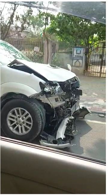 షర్మిల కాన్వాయ్ లో ప్రమాదాలు షర్మిల కాన్వాయ్ లో ప్రమాదాలు