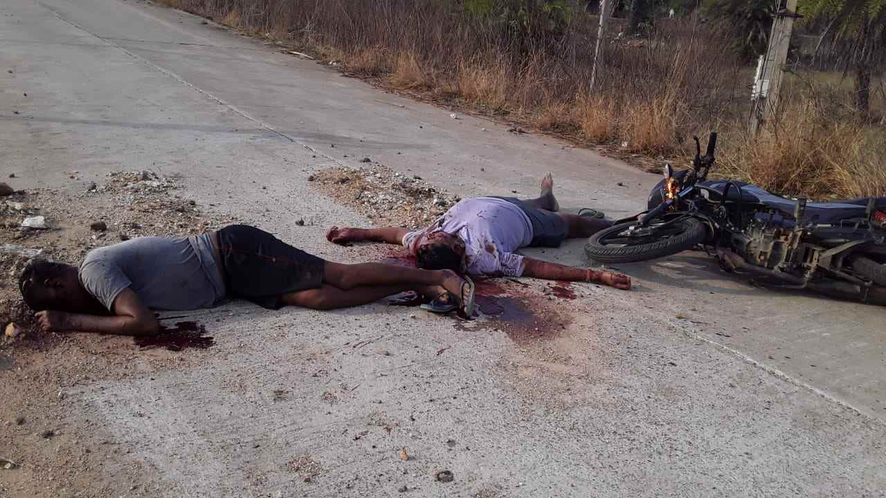 ఇద్దరు పోలీసుల దారుణ హత్య