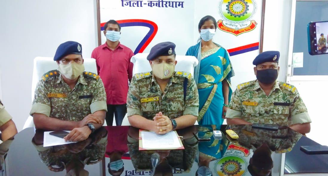 కరెన్సీ కట్టలతో నక్సల్ నేత లొంగుబాటు కరెన్సీ కట్టలతో నక్సల్ నేత లొంగుబాటు