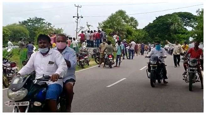 బావిలోకి దూసుకెళ్లిన కారు బావిలోకి దూసుకెళ్లిన కారు