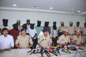 భూపాలపల్లి హత్య కేసును ఛేదించిన పోలీసులు భూపాలపల్లి హత్య కేసును ఛేదించిన పోలీసులు