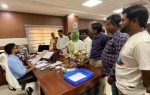 కరుణ చూపిన ఖమ్మం మున్సిపల్ కమిషనర్