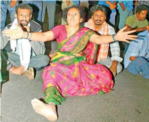 భగ్గుమంటున్న ‘భూపాలపల్లి మర్డర్’ ఘటన.. పొలిటికల్ టర్న్ తీసుకుంటుందా!? భగ్గుమంటున్న ‘భూపాలపల్లి మర్డర్’ ఘటన.. పొలిటికల్ టర్న్ తీసుకుంటుందా!?