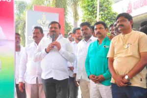 ప్రభుత్వ రుణం తీర్చుకోలేనిది: వత్సవాయి రవి