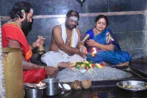 గుంటు మల్లేశ్వరస్వామి సేవలో ఎంపీ వద్దిరాజు దంపతులు