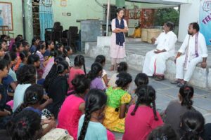 బడిపిల్లలతో డిప్యూటీ సీఎం సంభాషణ బడిపిల్లలతో డిప్యూటీ సీఎం సంభాషణ