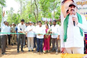నెలకోసారి కొండరెడ్ల గ్రామాలకు వెళ్లండి: మంత్రి తుమ్మల
