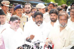 గుల్జార్ హౌజ్ అగ్నిప్రమాదం: బాధిత కుటుంబాలకు పరిహారం గుల్జార్ హౌజ్ అగ్నిప్రమాదం: బాధిత కుటుంబాలకు పరిహారం