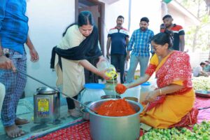 మంత్రి పొంగులేటి సతీమణి మాధురి మామిడికాయ పచ్చళ్లు ఎందుకు పెడుతున్నారు!? మంత్రి పొంగులేటి సతీమణి మాధురి మామిడికాయ పచ్చళ్లు ఎందుకు పెడుతున్నారు!?
