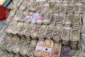 విద్యుత్ ఏడీఈ బినామీ ఇంట్లో కరెన్సీ కట్టల గుట్టలు విద్యుత్ ఏడీఈ బినామీ ఇంట్లో కరెన్సీ కట్టల గుట్టలు