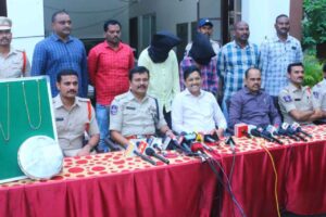 ఖమ్మంలో ఇద్దరు దొంగల అరెస్ట్: రూ. 16.00 లక్షల సొత్తు స్వాధీనం