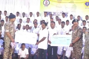 ‘జనతన సర్కార్’కు బిగ్ షాక్: 103 మంది నక్సల్స్ లొంగుబాటు