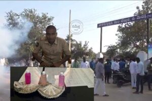 ఎస్ఐని పట్టుకున్న ఏసీబీ: టపాసులు కాల్చిన జనం