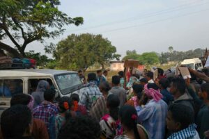 హిడ్మా ఎన్కౌంటర్ ఘటన: చింతూరులో హైదరాబాద్ విద్యార్థుల అడ్డగింత, ఉద్రిక్తత