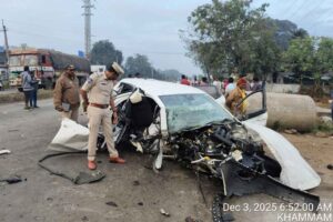 ఘోర రోడ్డు ప్రమాదం: ముగ్గురు విద్యార్థుల దుర్మరణం ఘోర రోడ్డు ప్రమాదం: ముగ్గురు విద్యార్థుల దుర్మరణం