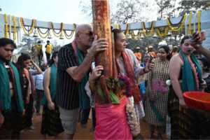 మేడారంలో విదేశీ భక్తులు, హాకా నృత్య ప్రదర్శన దృశ్యాలు