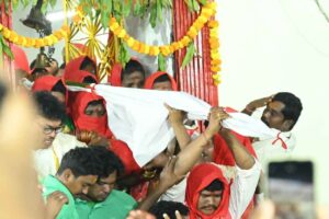 మేడారంలో గద్దెనెక్కిన సారలమ్మ