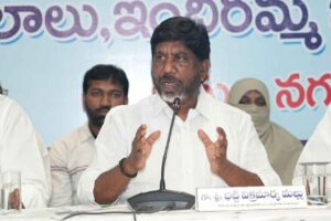 మోడల్ కాలనీగా ‘వెలుగుమట్ల’: డిప్యూటీ సీఎం భట్టి గట్టి భరోసా మోడల్ కాలనీగా ‘వెలుగుమట్ల’: డిప్యూటీ సీఎం భట్టి గట్టి భరోసా