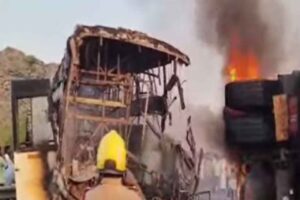 ఘోర ప్రమాదం: టిప్పర్, బస్సు ఢీ: 14 మంది సజీవ దహనం ఘోర ప్రమాదం: టిప్పర్, బస్సు ఢీ: 14 మంది సజీవ దహనం