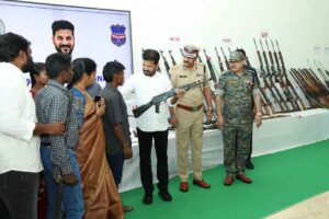 తెలంగాణా సీఎం ఎదుట 130 మంది నక్సల్స్ లొంగుబాటు తెలంగాణా సీఎం ఎదుట 130 మంది నక్సల్స్ లొంగుబాటు