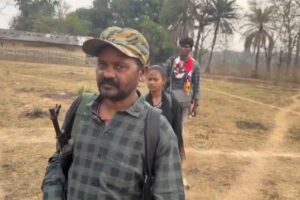 మావోయిస్ట్ కమాండర్ పాపారావు టీం లొంగుబాటు దృశ్యాలు మావోయిస్ట్ కమాండర్ పాపారావు టీం లొంగుబాటు దృశ్యాలు