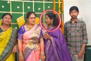 ఖమ్మంలో తీవ్ర విషాదం.. ఫొటో దిగుతూ గుండెపోటుతో మహిళ మృతి, దృశ్యాలు ఖమ్మంలో తీవ్ర విషాదం.. ఫొటో దిగుతూ గుండెపోటుతో మహిళ మృతి, దృశ్యాలు