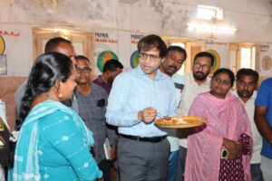 మీ పిల్లలకూ ఇలానే భోజనం పెడతారా?: కలెక్టర్ ఆగ్రహం మీ పిల్లలకూ ఇలానే భోజనం పెడతారా?: కలెక్టర్ ఆగ్రహం