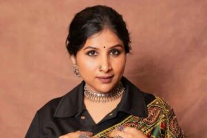 సింగర్ మంగ్లీపై కేసు, ఏమిటీ వసూళ్ల వివాదం!? సింగర్ మంగ్లీపై కేసు, ఏమిటీ వసూళ్ల వివాదం!?