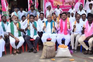 ఖమ్మం జిల్లాలో రోడ్డెక్కిన రైతులు ఖమ్మం జిల్లాలో రోడ్డెక్కిన రైతులు