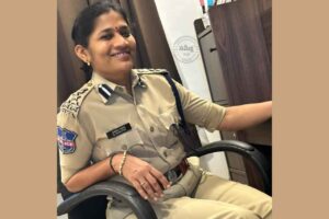 ఒంటరిగా బస్ స్టాండ్ లో పోలీస్ కమిషనర్ సుమతి.. రౌండప్ చేసి వేధించిన పోకిరీల దృశ్యాలు! ఒంటరిగా బస్ స్టాండ్ లో పోలీస్ కమిషనర్ సుమతి.. రౌండప్ చేసి వేధించిన పోకిరీల దృశ్యాలు!