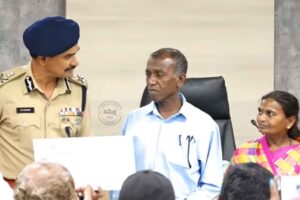 నక్సల్ అగ్రనేత నరహరి దంపతుల లొంగుబాటు నక్సల్ అగ్రనేత నరహరి దంపతుల లొంగుబాటు