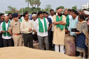 ధాన్యం కొనుగోలు కేంద్రాన్ని పరిశీలించిన మంత్రులు ధాన్యం కొనుగోలు కేంద్రాన్ని పరిశీలించిన మంత్రులు