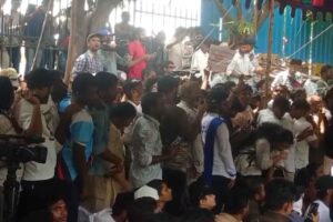 హైదరాబాద్ లో ‘కాక్రోచ్’ పార్టీ భారీ ధర్నా హైదరాబాద్ లో ‘కాక్రోచ్’ పార్టీ భారీ ధర్నా
